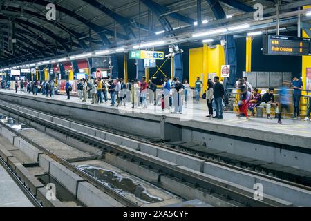 NEW DELHI - 17. SEPTEMBER: Leute, die am Bahnsteig der U-Bahn-Station New Delhi am 17. September auf den Zug warten. 2023 in Indien Stockfoto