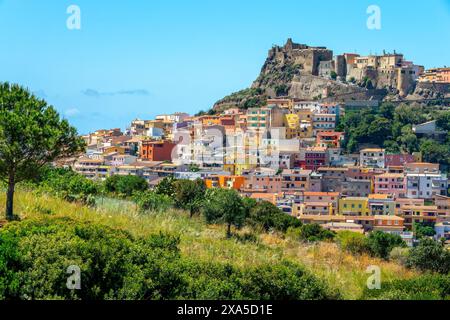 Blick auf das alte farbenfrohe mittelalterliche Dorf Castelsardo in der Nähe von Sassari, Sardinien, Italien Stockfoto