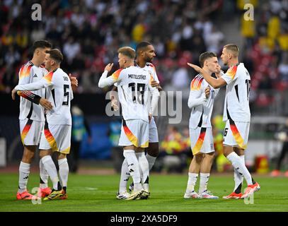 vor Spielbeginn: Abklatschen Kai Havertz GER (07) Pascal Gross GER (05) Maximilian Mittelstaedt GER (18) Jonathan Tah GER (04) Florian Wirtz GER (17) Waldemar Anton GER (16) DFB Laenderspiel Deutschland GER vs Ukraine UKR Max-Morlock-Stadion Nürnberg 03.06.2024 DFL-VORSCHRIFTEN VERBIETEN JEDE VERWENDUNG VON FOTOGRAFIEN ALS BILDSEQUENZEN UND/QUASI-VIDEO Stockfoto