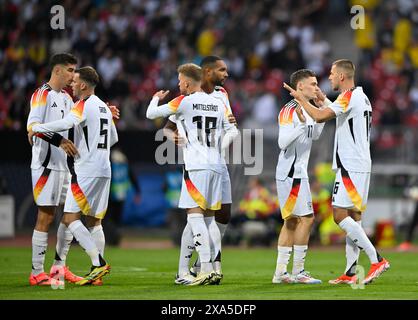 vor Spielbeginn: Abklatschen Kai Havertz GER (07) Pascal Gross GER (05) Maximilian Mittelstaedt GER (18) Jonathan Tah GER (04) Florian Wirtz GER (17) Waldemar Anton GER (16) DFB Laenderspiel Deutschland GER vs Ukraine UKR Max-Morlock-Stadion Nürnberg 03.06.2024 DFL-VORSCHRIFTEN VERBIETEN JEDE VERWENDUNG VON FOTOGRAFIEN ALS BILDSEQUENZEN UND/QUASI-VIDEO Stockfoto