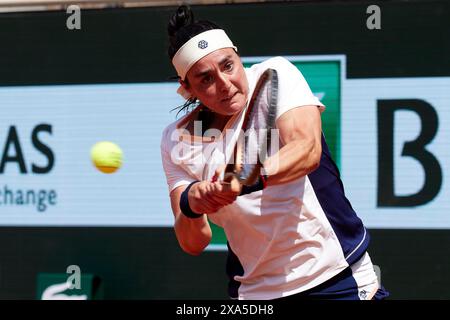 Paris, Frankreich. Juni 2024. Ons Jabeur aus Tunesien spielt am 4. Juni 2024 in Paris einen Rückhandschuss gegen Coco Gauff aus den Vereinigten Staaten im Women's Singles Quarter Final-Spiel während des 10. Tages der French Open 2024 in Roland Garros. (Foto: QSP) Guthaben: QSP/Alamy Live News Stockfoto