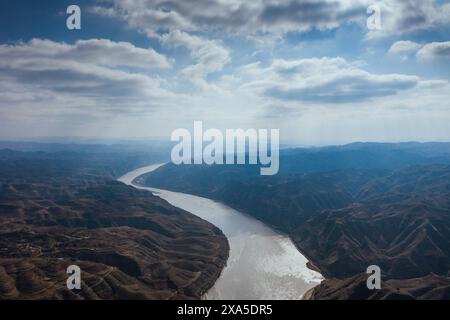 Aus der Vogelperspektive auf den Fluss, der sich durch die Landschaft schlängelt Stockfoto