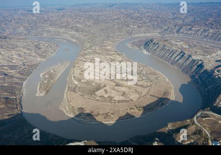 Der Colorado River schlängelt sich durch die trockene Wüstenlandschaft und schlängelt sich seinen Weg in den Canyon Stockfoto