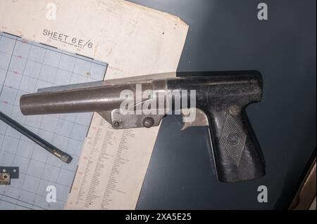 Detail einer alten USN Mark 5 1944 Flare Gun (USN United States Navy) aus dem Zweiten Weltkrieg Stockfoto