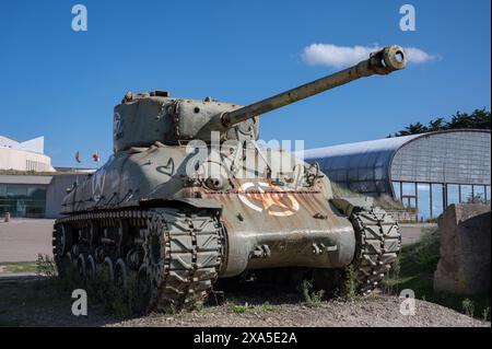 Detailansicht der Vorderansicht eines mittelgroßen M4 Sherman M4A1(76)W HVSS-Tanks mit T23-Revolver Stockfoto