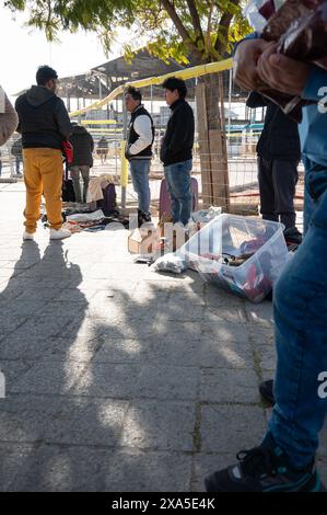 Versteckte Kamerafotos illegaler Straßenverkäufer, genannt „Top Manta“ in Spanien. Sie verkaufen gefälschte oder gestohlene Produkte und flüchten, wenn sie das P Stockfoto
