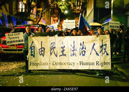 Demonstranten sahen, wie sie auf der Straße marschierten, während sie während der Demonstration ein Banner mit dem Titel "Freiheit - Demokratie - Menschenrechte" hielten. Am 4. Juni versammelten sich Demonstranten zu einer Demonstration vor dem chinesischen Generalkonsulat in Sydney, um dem 35. Jahrestag des Massakers auf dem Platz des Himmlischen Friedens und der chinesischen Demokratiebewegung 89 zu gedenken. Die Demonstranten beschuldigten die chinesische Regierung, Gräueltaten gegen Menschen in Festlandchina, Tibet, Hongkong und Ostturkistan begangen zu haben, und forderten den Rücktritt der Kommunistischen Partei Chinas. (Foto: George Chan/SOPA Images/SIPA USA) Stockfoto