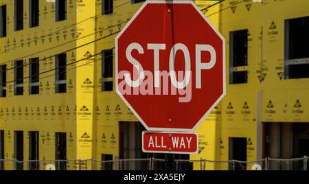 Stoppschild vor einer Baustelle Stockfoto