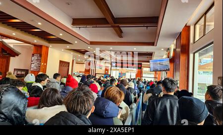 Am Jade Dragon Snow Mountain in Lijiang, Yunnan, China, wartet eine Menge auf Züge Stockfoto
