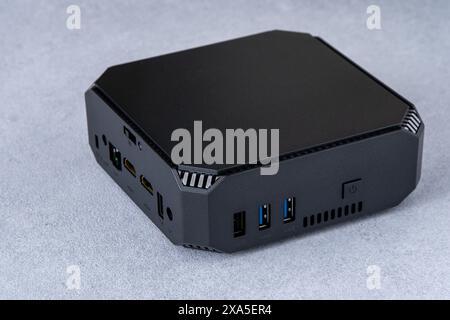 Eine kleine Systemeinheit eines PCs. Kompaktes schwarzes Gerät. Stockfoto