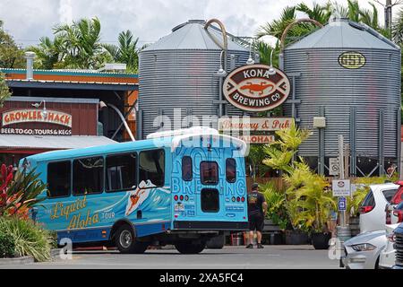 Kailua-Kona, Hawaii, USA - 13. Mai 2024: The Kona Brewing Co. Brauerei und Pub, Growler Shack und Liquid Aloha Tour Bus werden gezeigt. Stockfoto