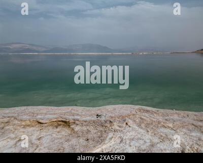 Ein bewölkter Tag am Toten Meer mit Bergen im Hintergrund. Stockfoto