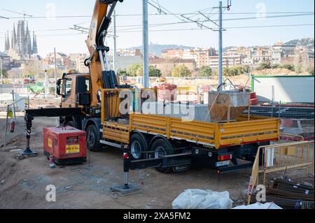 Ein 500 PS langer Iveco Trakker Lkw mit Euro 5-Abgasnorm und Kran Stockfoto