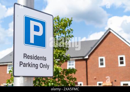 Nahaufnahme eines Anwohner-Parkschilds auf einem neu erbauten Barratt Homes Housing Development/Estate, Midlands, Großbritannien. Stockfoto