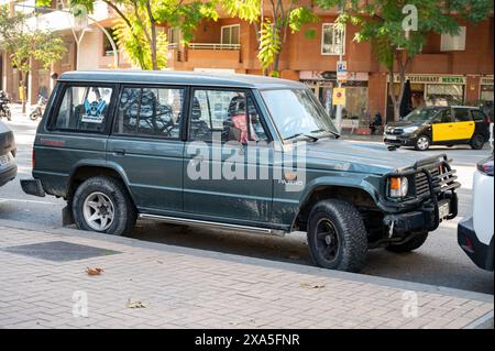 Ein alter grüner Mitsubishi Pajero L040 oder Montero L040, der auf der Straße von Barcelona geparkt ist Stockfoto