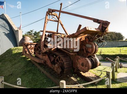 Der amerikanische Caterpillar D4-Planierraupenbagger aus dem Zweiten Weltkrieg diente dazu, beschädigte feindliche Panzer aus dem Weg zu räumen Stockfoto