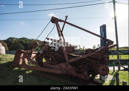 Der amerikanische Caterpillar D4-Planierraupenbagger aus dem Zweiten Weltkrieg diente dazu, beschädigte feindliche Panzer aus dem Weg zu räumen Stockfoto