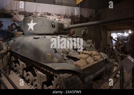 Ein amerikanischer M4A1 Mittelpanzer Sherman aus dem Zweiten Weltkrieg in einem Museum in der Normandie Stockfoto