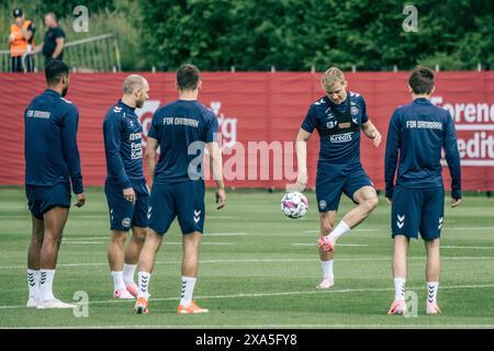 Elsinore, Dänemark. Juni 2024. Mit dem Ball: Rasmus Hoejlund während des Trainings mit der Fussballnationalmannschaft in Helsingoer Dienstag, den 4. Juni 2024. Dänemark spielt in der Gruppe C beim EM 2024-Finale. (Foto: Thomas Traasdahl/Scanpix 2024) Credit: Ritzau/Alamy Live News Stockfoto