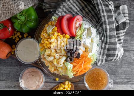 Blick von oben auf eine Schüssel mit Gemüse Stockfoto