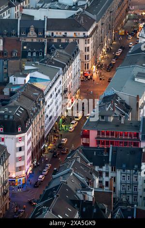Am Abend aus der Vogelperspektive auf die Taunusstraße, das Bahnhofsviertel Stockfoto
