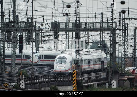 Intercity Express kommt an einem dunklen und düsteren Tag um die Ecke am frankfurter Hauptbahnhof Stockfoto
