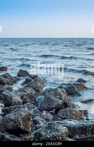 Wunderschöner Rocky Beach Sommerurlaub Reise Stockfoto