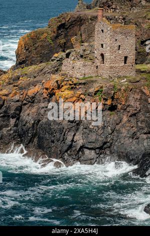 Der Crown Mines Botallack auf die zerklüftete Küste von Cornwall in England, Großbritannien Stockfoto