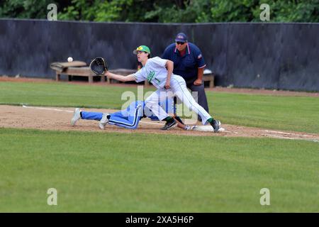 Illinois, USA. Frist Baseman streckt sich aus, um einen Pick-off-Wurfversuch aus seinem Pitcher zu erreichen. Stockfoto