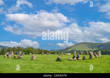 Besucher Castlerigg Steinkreis, eine späte Jungsteinzeit zur Frühen Bronzezeit in der Nähe von Keswick, Lake District, Cumbria, Großbritannien Stockfoto