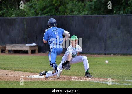 Illinois, USA. Frist Baseman reicht bis zum Wurf, als der Baserunner versuchte, den Wurf zu schlagen. Stockfoto