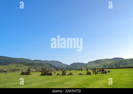 Besucher Castlerigg Steinkreis, eine späte Jungsteinzeit zur Frühen Bronzezeit in der Nähe von Keswick, Lake District, Cumbria, Großbritannien Stockfoto