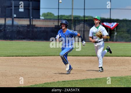 Illinois, USA. Ein Infield, der einen Baserunner jagt, der in einem Rundown gefangen ist, kurz nachdem er einen Wurf an den dritten Baseman abgegeben hat. Stockfoto