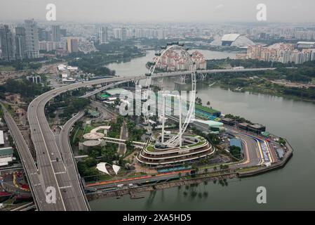 Ein Blick aus der Vogelperspektive auf Singapurs berühmtes Wahrzeichen des Riesenrads. Stockfoto