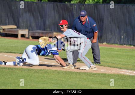 Illinois, USA. Frist Baseman streckt sich aus, um einen Pick-off-Wurfversuch aus seinem Pitcher zu erreichen. Stockfoto