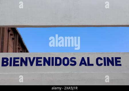 344 Begrüßung „Willkommen im Kino“ auf der thematischen Film Walk-Cinemas Street, Ignacio Agramonte von Maceo bis Independencia Street. Camagüey-Kuba. Stockfoto