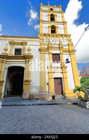 346 nach Westen gerichtete Hauptfassade, Kirche unserer Lieben Frau von Einsamkeit in der Plaza Soledad oder Gallo Square, fünfstöckiger Glockenturm an der Südwestecke. Camaguey-Kuba. Stockfoto