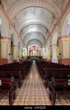 348 Inneres, zentrales Kirchenschiff im eklektischen Stil der Kirche „Our Lady of Mercy“, erbaut 1748, mit neogotischem vergoldetem Holzaltar. Camaguey-Kuba. Stockfoto