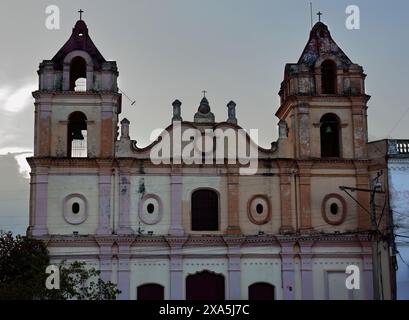 358 Iglesia del Carmen Kirche und ehemaliges Ursulinenkloster am Plaza del Carmen in der Dämmerung, die einzige Kirche im Osten Kubas mit zwei Türmen. Camaguey. Stockfoto