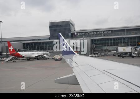 Die polnische Fluggesellschaft LOT Flugzeug auf dem internationalen Flughafen Warschau Stockfoto