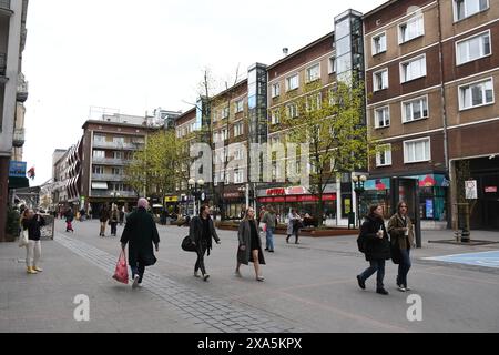Einige Leute laufen in der Einkaufsstraße im Stadtzentrum von Warschau Stockfoto