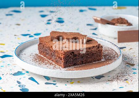 Ein leckerer Brownie mit Schokoladenfrosting und ein bisschen fehlend Stockfoto