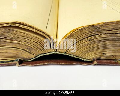 Ein geöffnetes altes Buch mit freigelegten Seiten auf dem Tisch Stockfoto