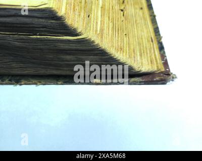 Ein geöffnetes altes Buch mit freigelegten Seiten auf dem Tisch Stockfoto