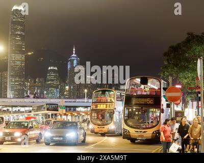 Blick von der Bushaltestelle am Star Ferry Terminal im "Tsim Sha Tsui" Kowloon Hong Kong bei Nacht Stockfoto