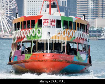 Nahaufnahme des Bugs der farbenfrohen orange Star Ferry Night Star, der durch das Wasser des Hafens von Hong Kong schneidet Stockfoto