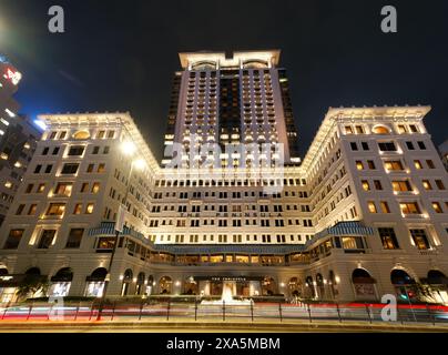 Ein Weitwinkelblick mit Blick auf das Grand Peninsula Hotel in Hongkong Stockfoto