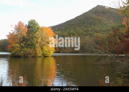 Blue Ridge Parkway, Virginia, USA. Blick auf Abbott Lake und Sharp Top im Herbst. Stockfoto