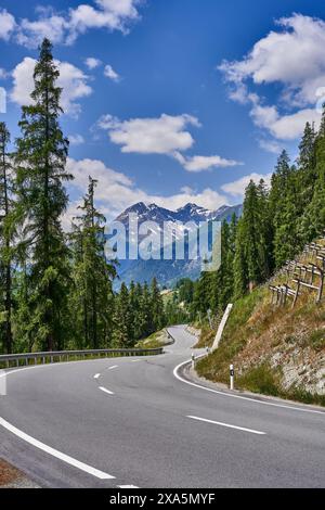 Eine kurvige Straße durch die Berge an einem sonnigen Tag Stockfoto