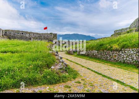 Blick auf den Eingang zur Burg Rozafa in Shkoder in Albanien im Sommer Stockfoto